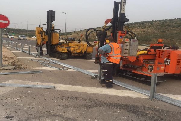 התקנת מעקות בטיחות הכביש הבטוח